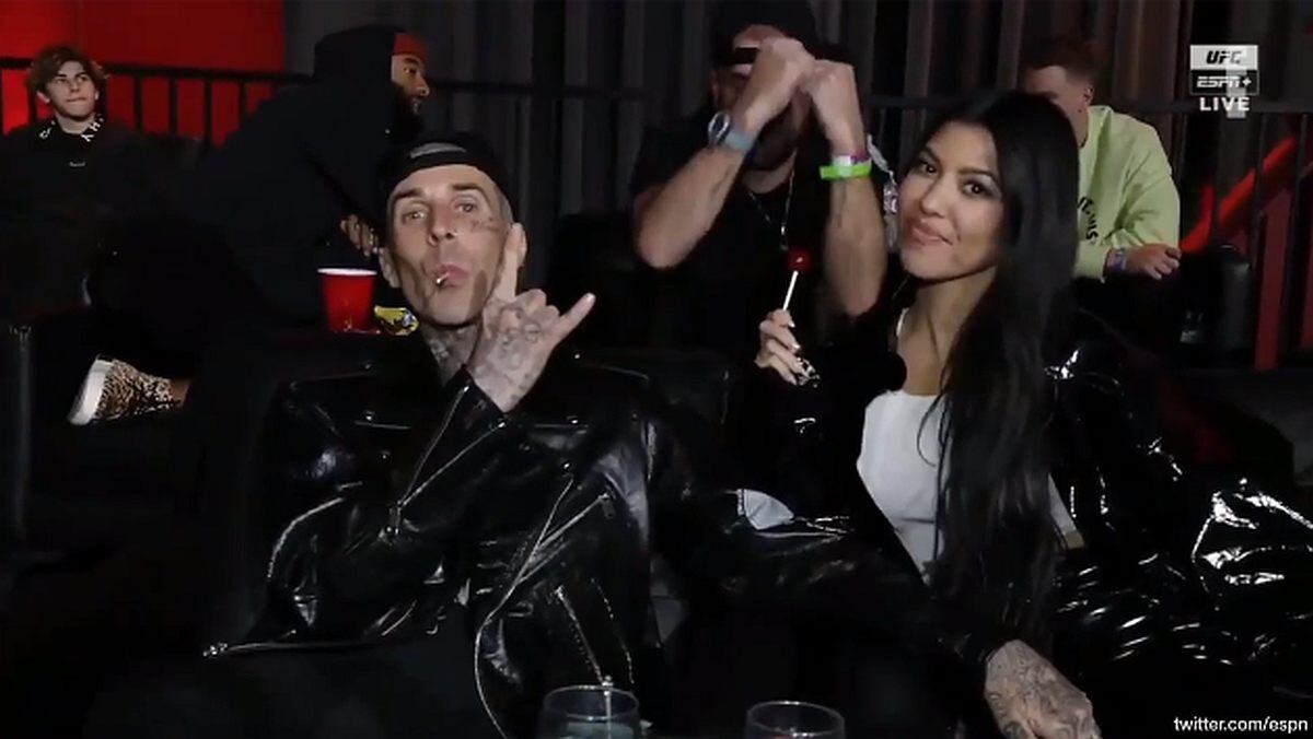 Kourtney Kardashian y Travis Barker fueron captados en la pelea de UFC 260. (Foto: Twitter ESPN)