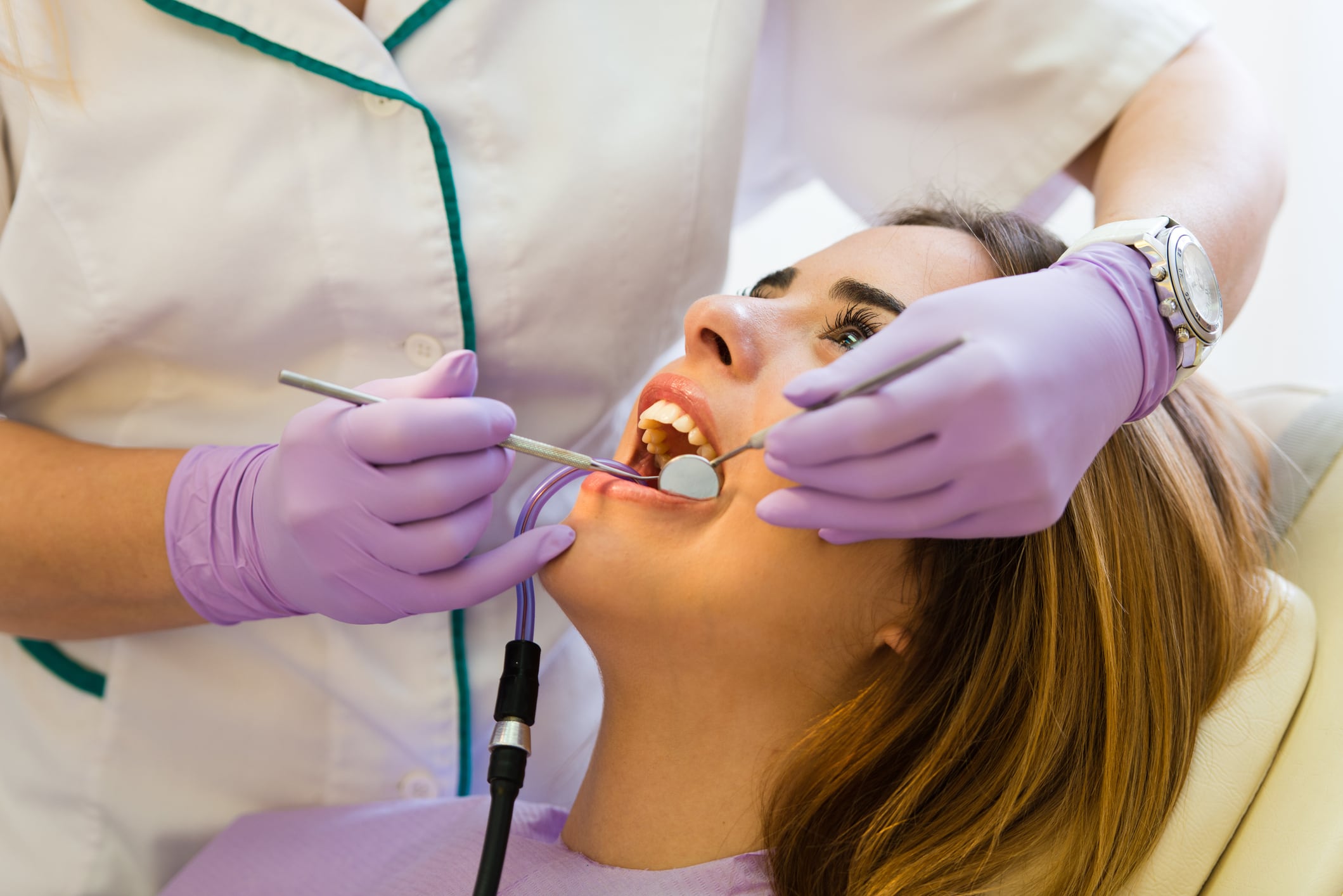 Generalmente, las caries dentales son causadas por una higiene bucal deficiente, un cepillado inadecuado de la lengua y el consumo excesivo de alimentos azucarados. Foto: Istock