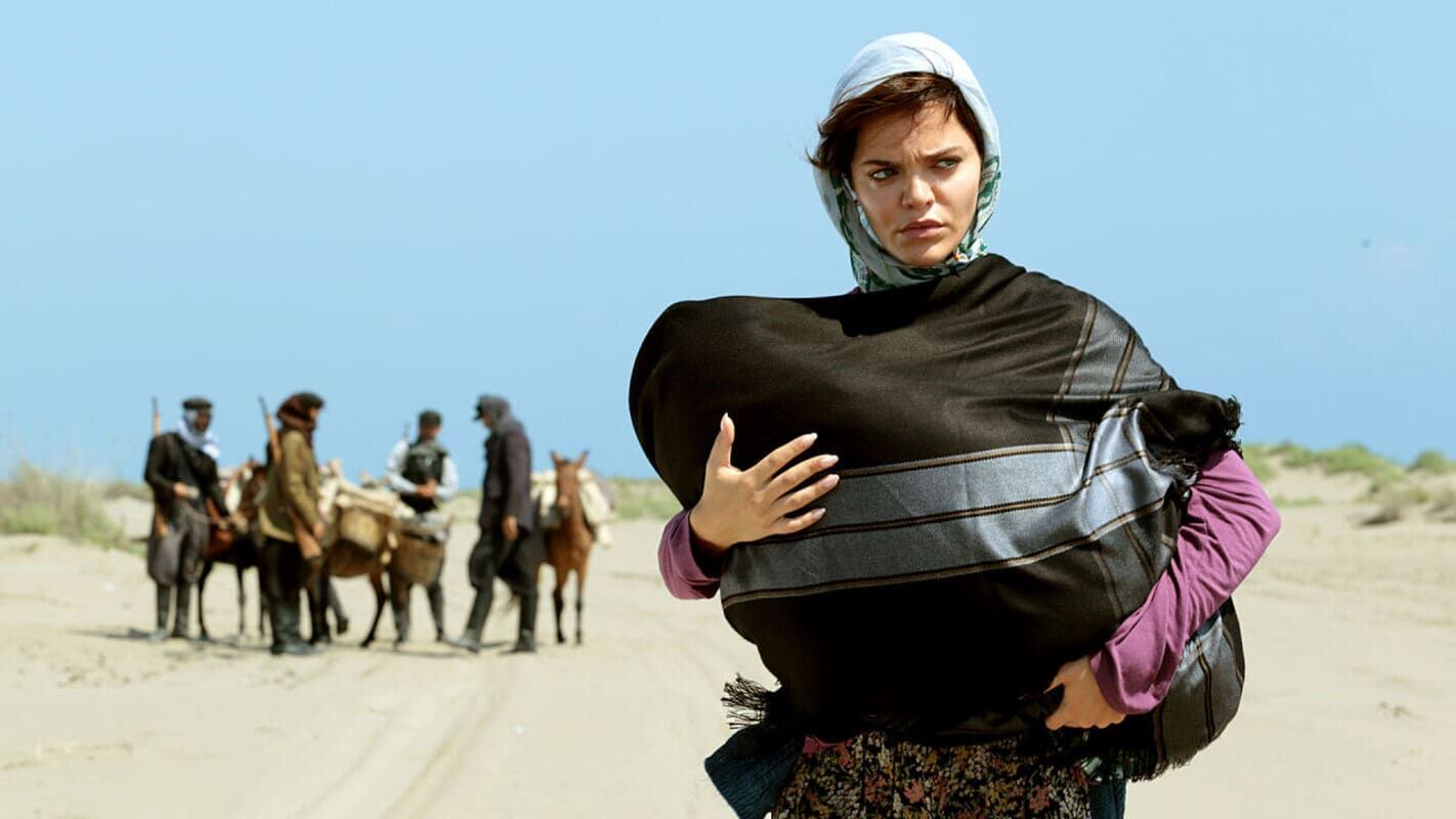 Züleyha huyendo con su bebé en "Tierra amarga". (Foto: Tims & B Productions)