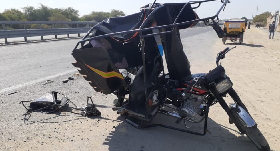 Piura: Mototaxi quedó destrozada a un lado de la vía tras el fuerte impacto que cobró la vida del conductor y dejó gravemente herido a su pasajero.