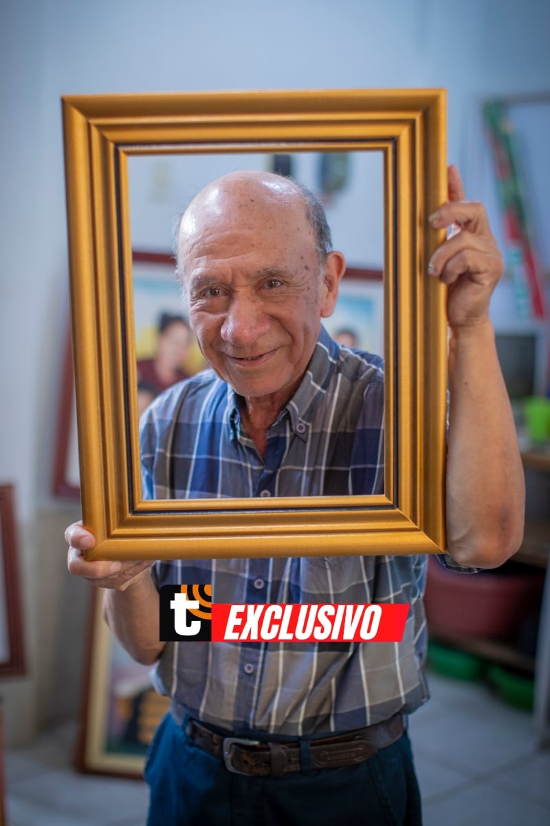 Don Fabio tiene 82 años y pinta retratos desde que era escolar. Hoy vende sus cuadros en el Mercado El Parral, en Comas. Foto: Hugo Pérez / Trome.