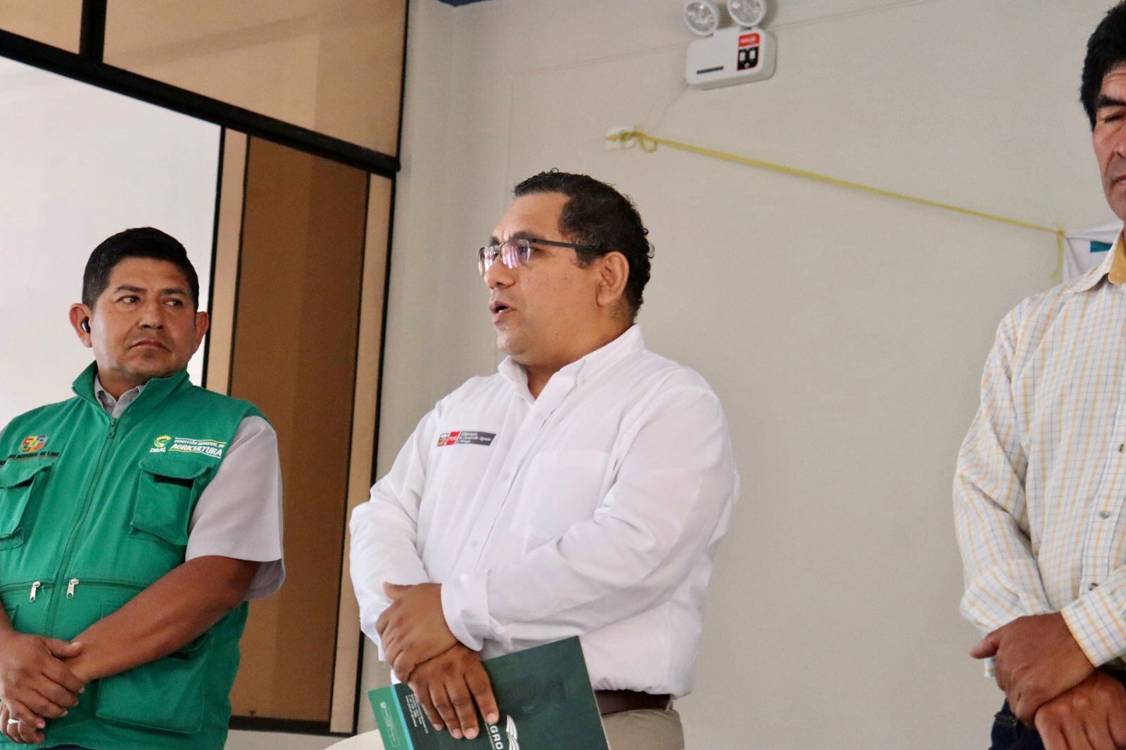 Alex Abad Escalante, jefe de la Unidad de Planeamiento, Presupuesto y Seguimiento del Programa Agroideas, resalta la importancia de los equipos entregados a los agricultores.