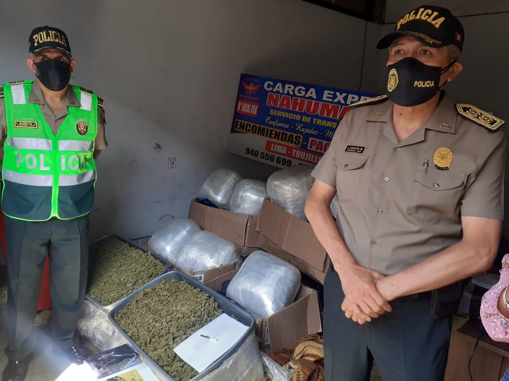 Un grupo de policías de Depincri La Victoria-San Luis decomisaron 100 kilos de marihuana y 1 de cocaína en un almacén. (foto: Mónica Rochabrum/trome)