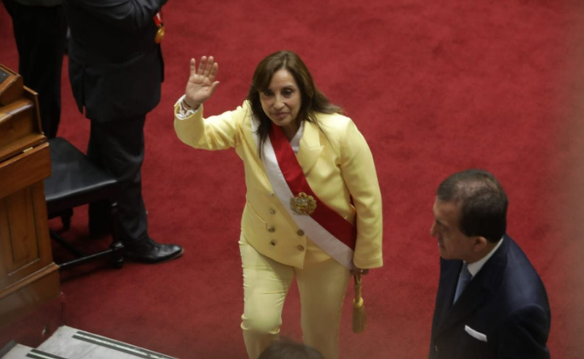 Dina Boluarte saluda a congresistas tras jurar como presidenta del Perú | Foto: Britanie Arroyo / @photo.gec