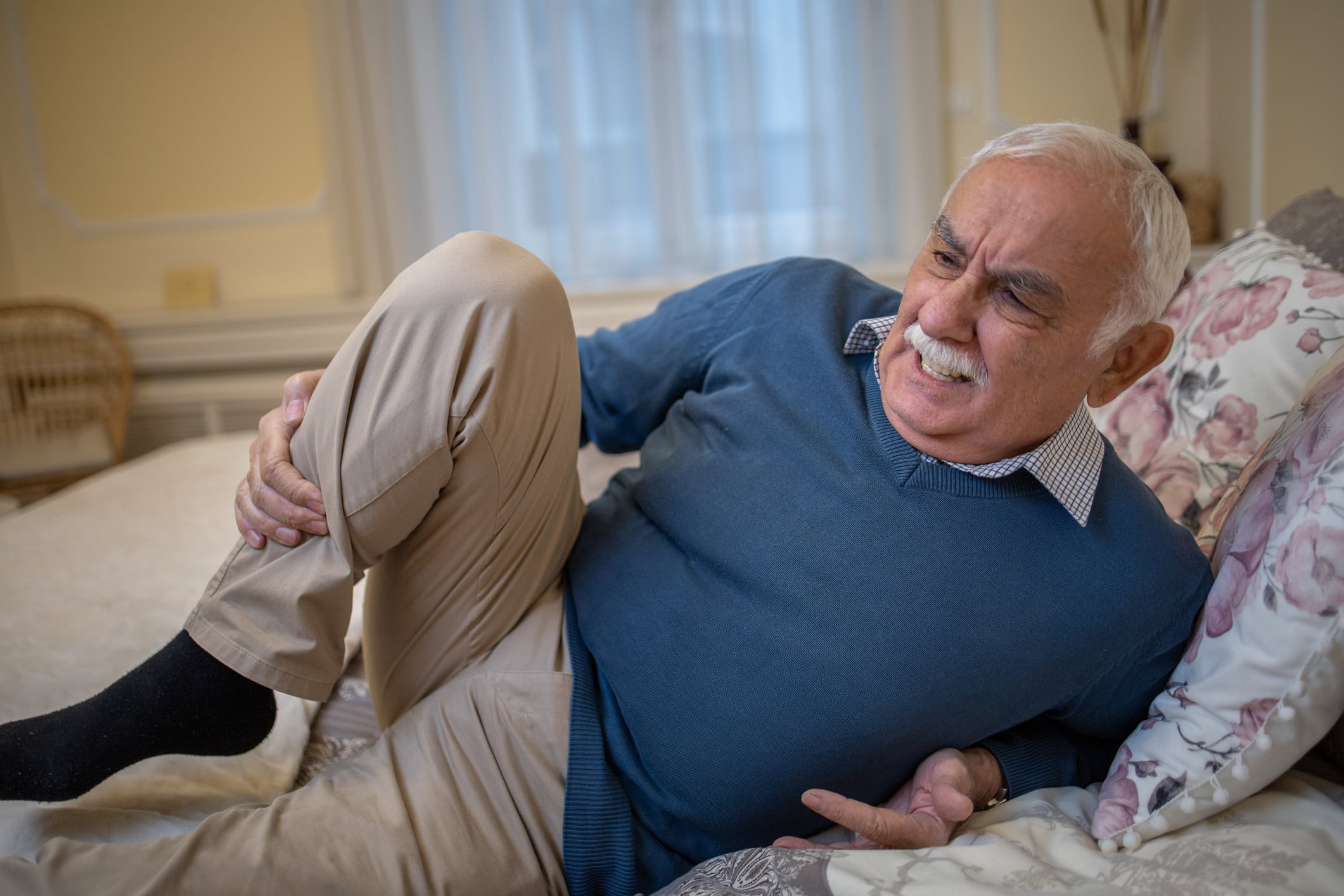 Los calambres en adultos mayores son contracciones musculares dolorosas e involuntarias, muy comunes durante la noche. Foto: Istock