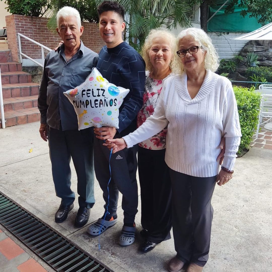 Chyno Miranda, su madre Alcira Pérez y otros familiares en la clínica privada El Cedral celebrando su cumpleaños 38 (Foto: Despierta América)