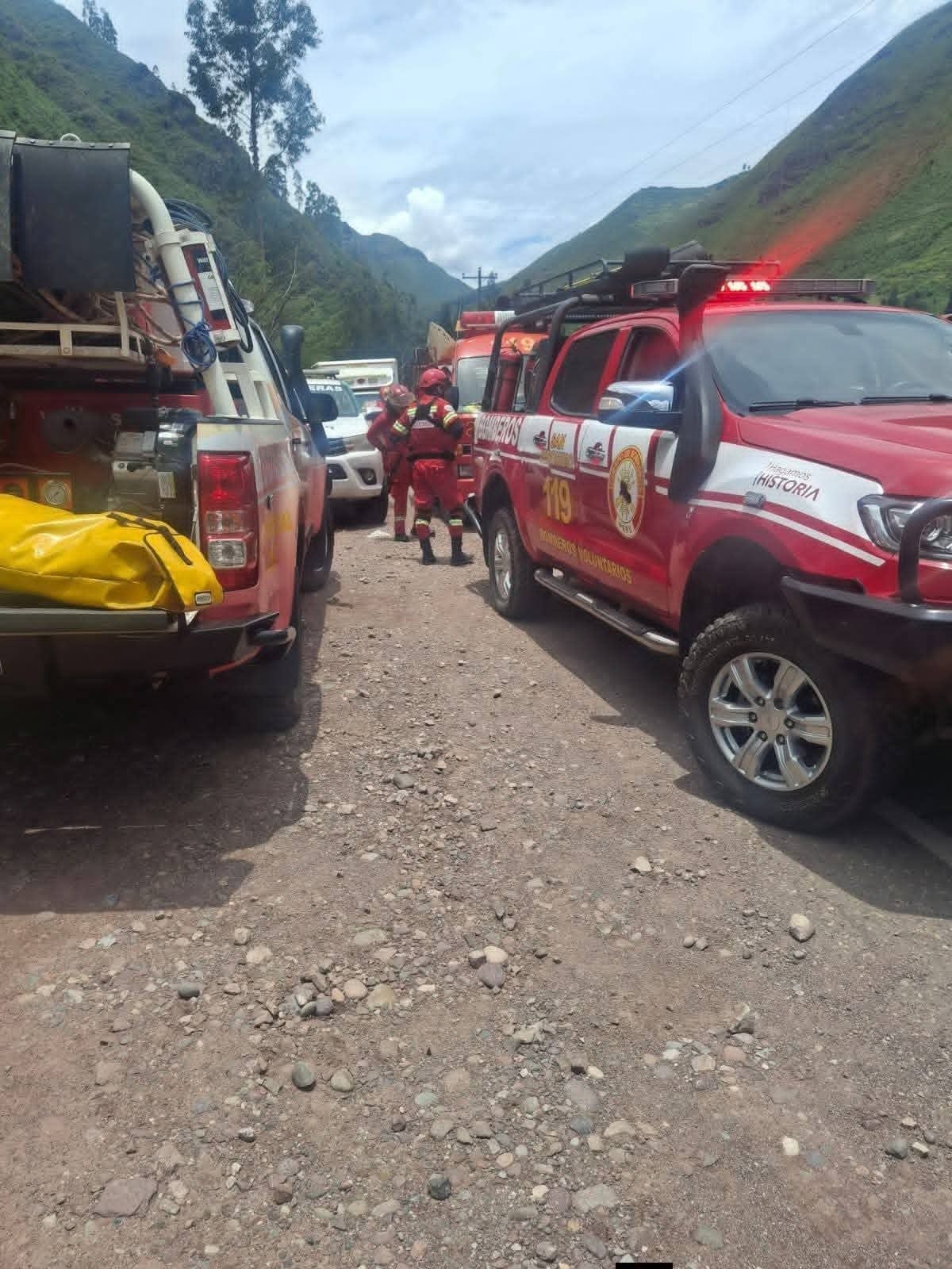 Bomberos participaron en labores de búsqueda.
