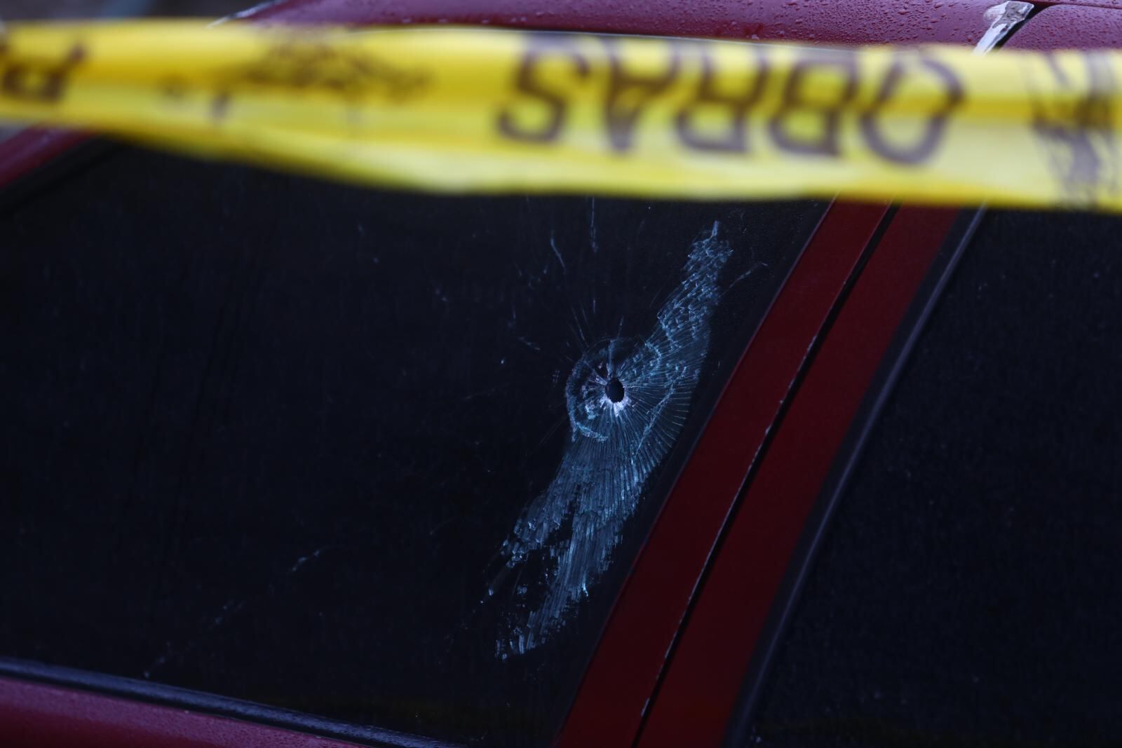 A la luna de un vehículo le cayó un balazo. | Foto: Gonzalo Córdova