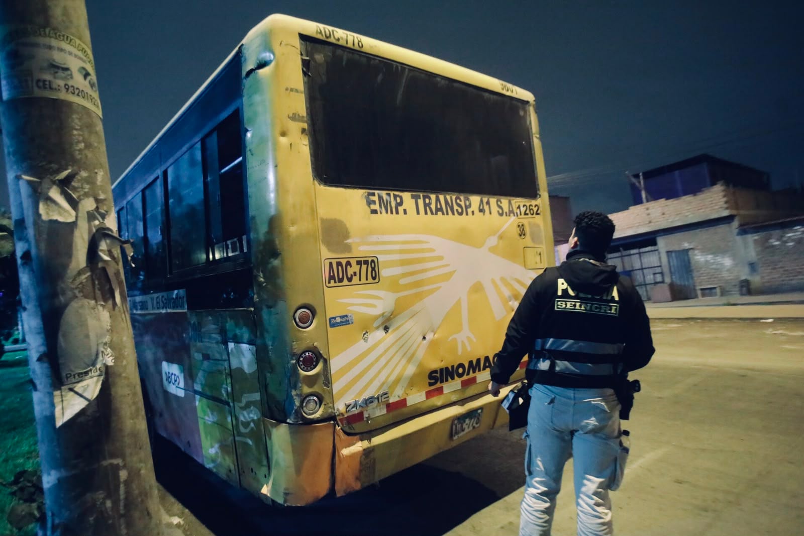Extorsionadores balean un bus de la línea 41 en la avenida María Reiche en Villa El Salvador.
Fotos: César.grados@photo.gec
