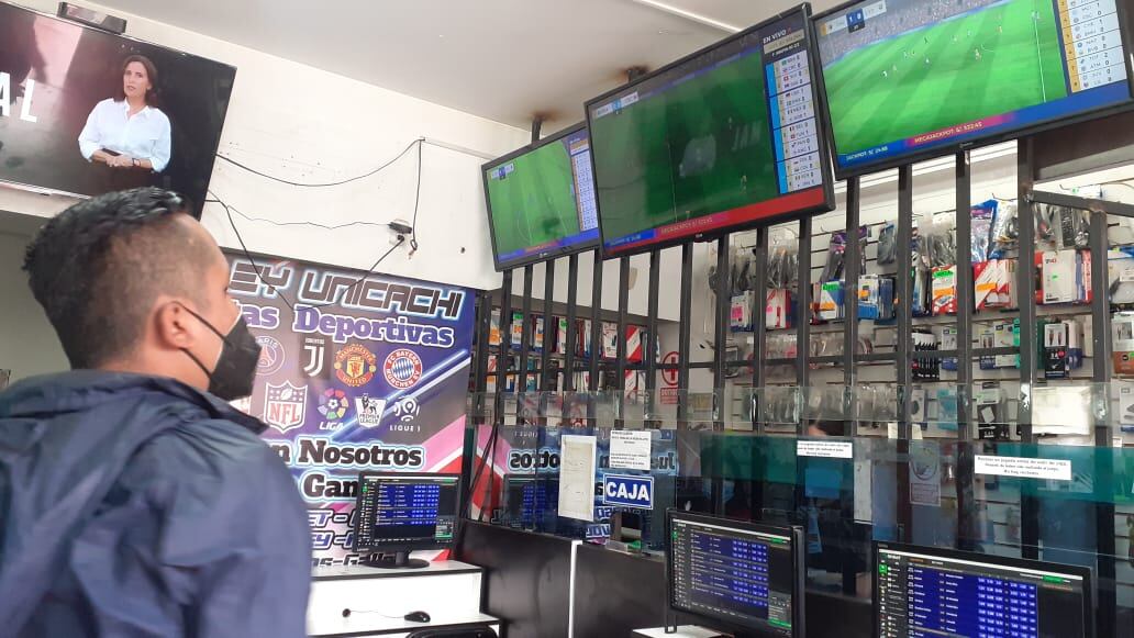 El susto de su vida pasó una joven empleada de un agente y local de apuestas deportivas al ser asaltada a mano armada por delincuentes en el local donde labora. (foto: Mónica Rochabrum/Trome)