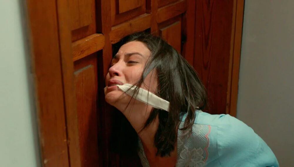 La policía busca a Betül en "Tierra amarga" (Foto: Tims & B Productions)