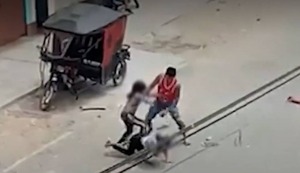Chimbote: ¡INDIGNANTE! Graban a mototaxista golpeando a su pareja y su hija en la calle, pero lo dejan libre