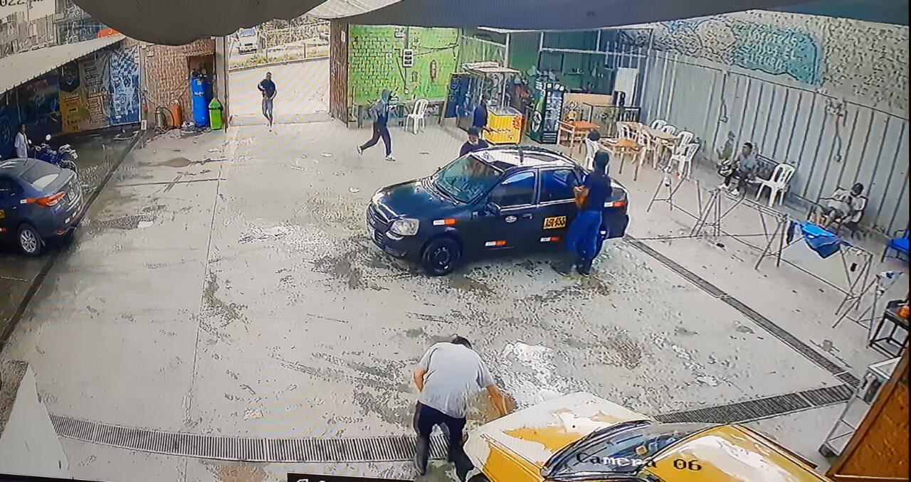 Delincuentes armados irrumpieron en un car wash, en San Juan de Lurigancho, encañonaron y asaltaron a unas 15 personas, entre clientes y empleados. (Fotos: Mónica Rochabrum/Trome)