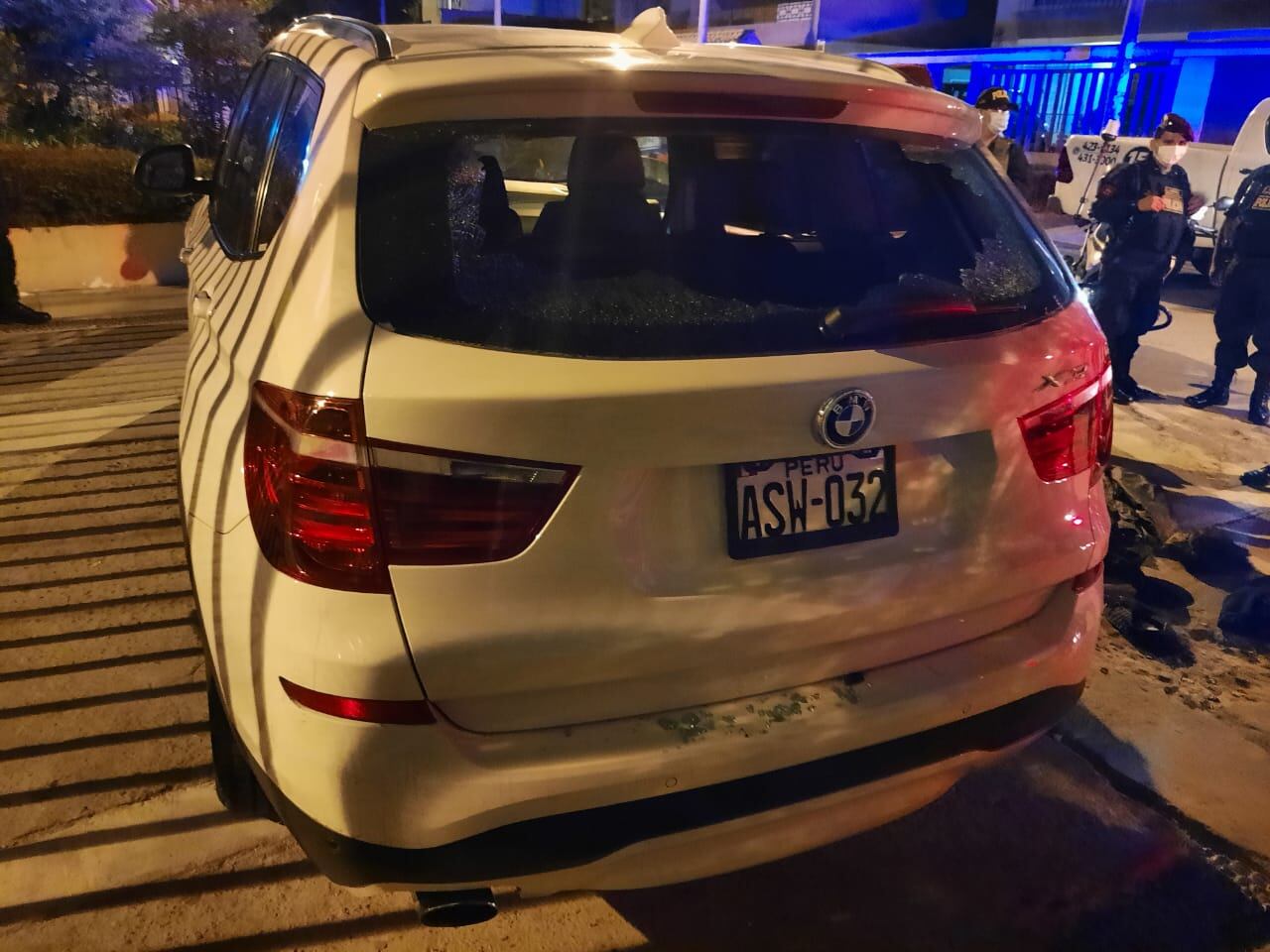 Delincuentes armados asaltaron amigos ingenieros, en Miraflores.