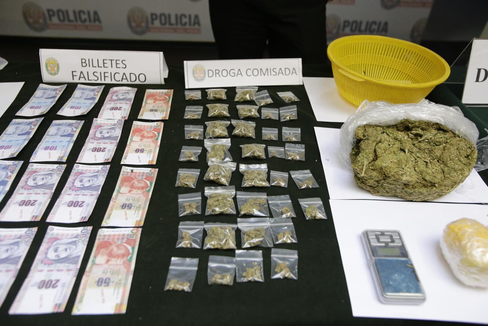 Dinero falsificado y droga incautada.