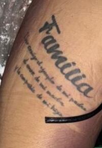 Uno de los tantos tatuajes que tiene la víctima y que ayudaron a identificarla.