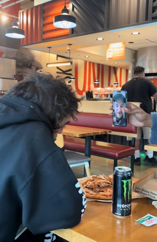 El actor fue captado irreconocible y como indigente, se reencontró con Daniel Curtis Lee, su excompañero en la serie ‘Manual de supervivencia escolar de Ned’, de Nickelodeon.