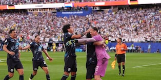 Celebra Paraguay la histórica clasificación ante Alemania. (AP Photo/Charles Krupa)