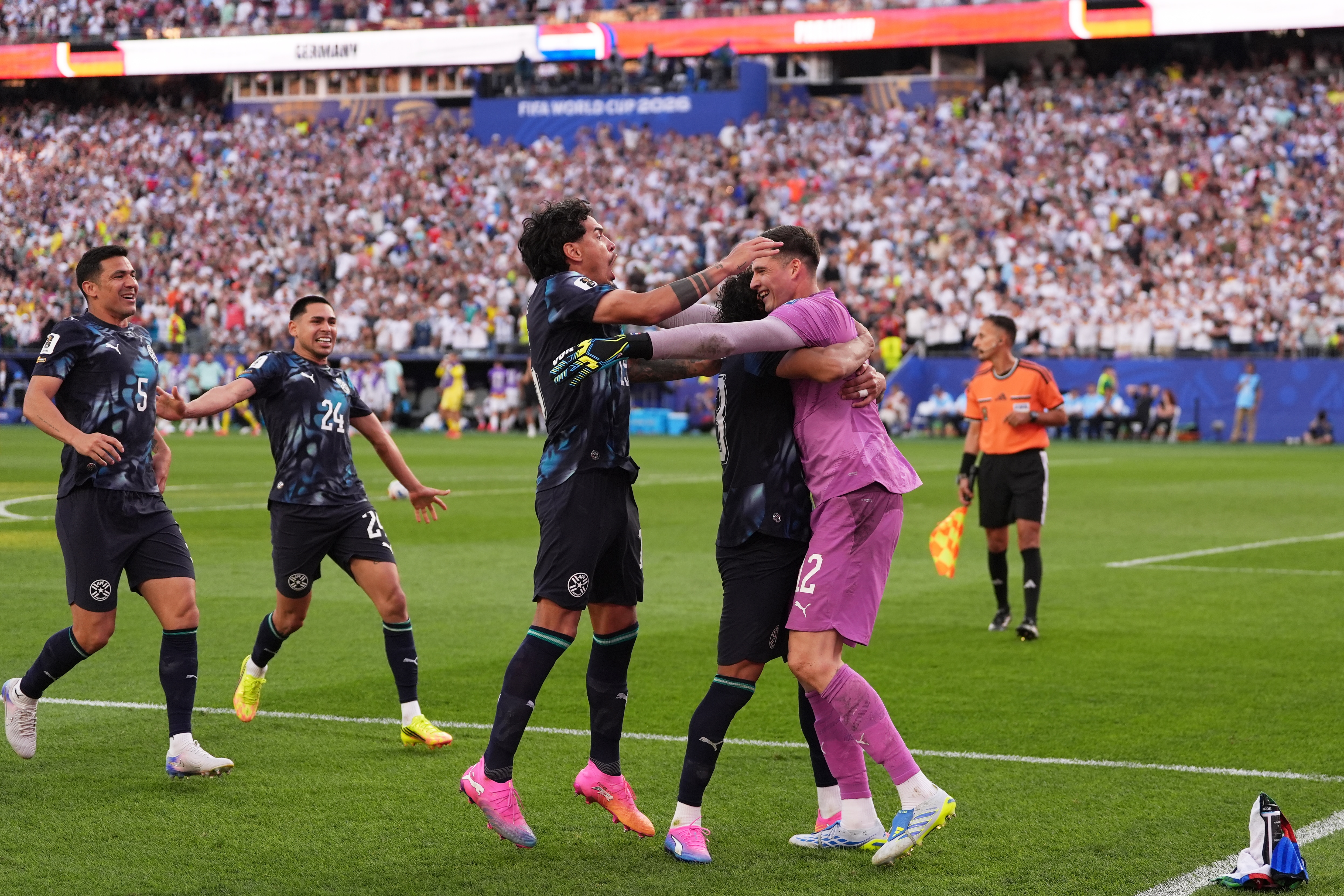Celebra Paraguay la histórica clasificación ante Alemania. (AP Photo/Charles Krupa)