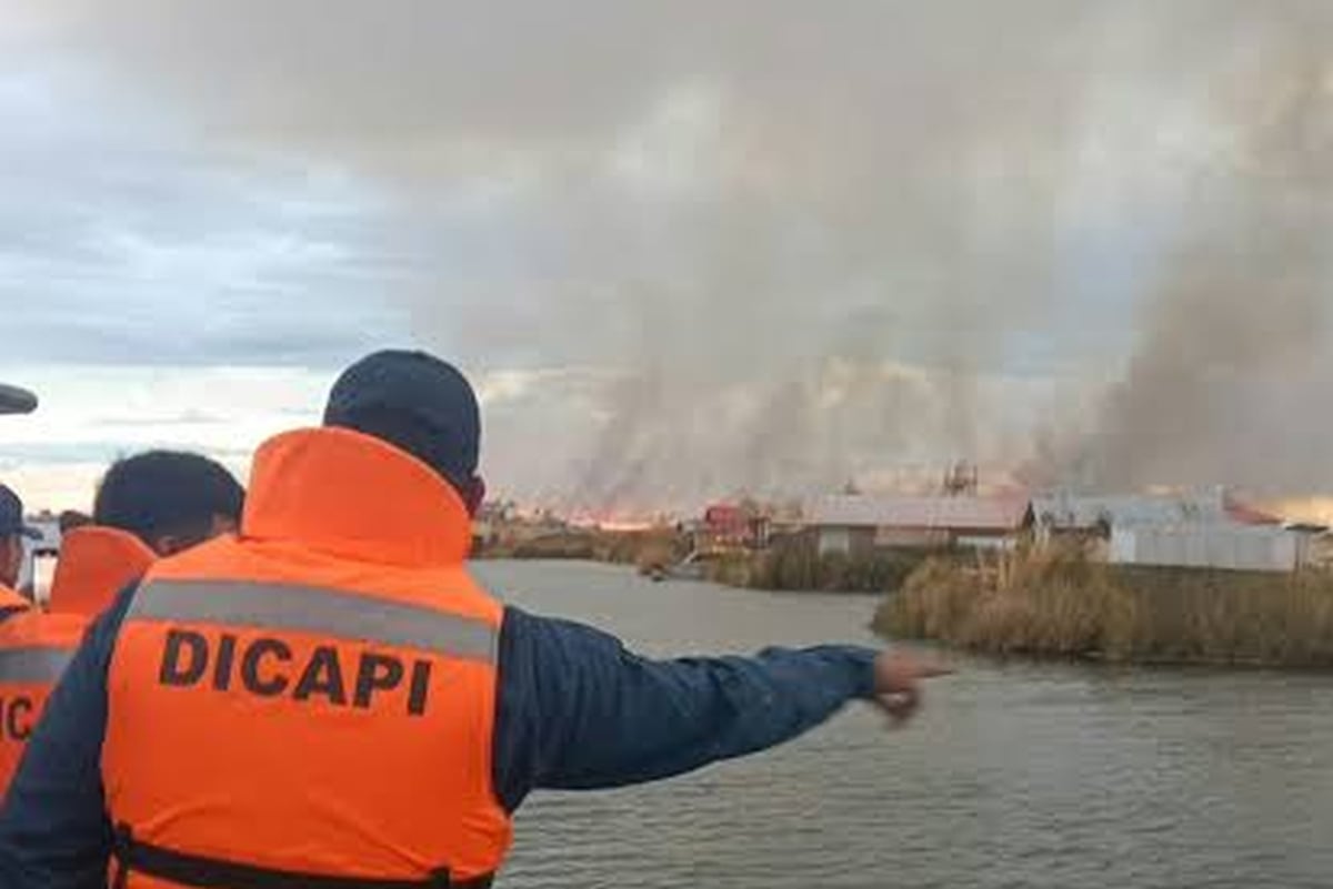 Incendio en la Reserva Nacional del Titicaca: Marina de Guerra acude para evitar que el fuego alcance Los Uros. Foto: Captura de video/RPP