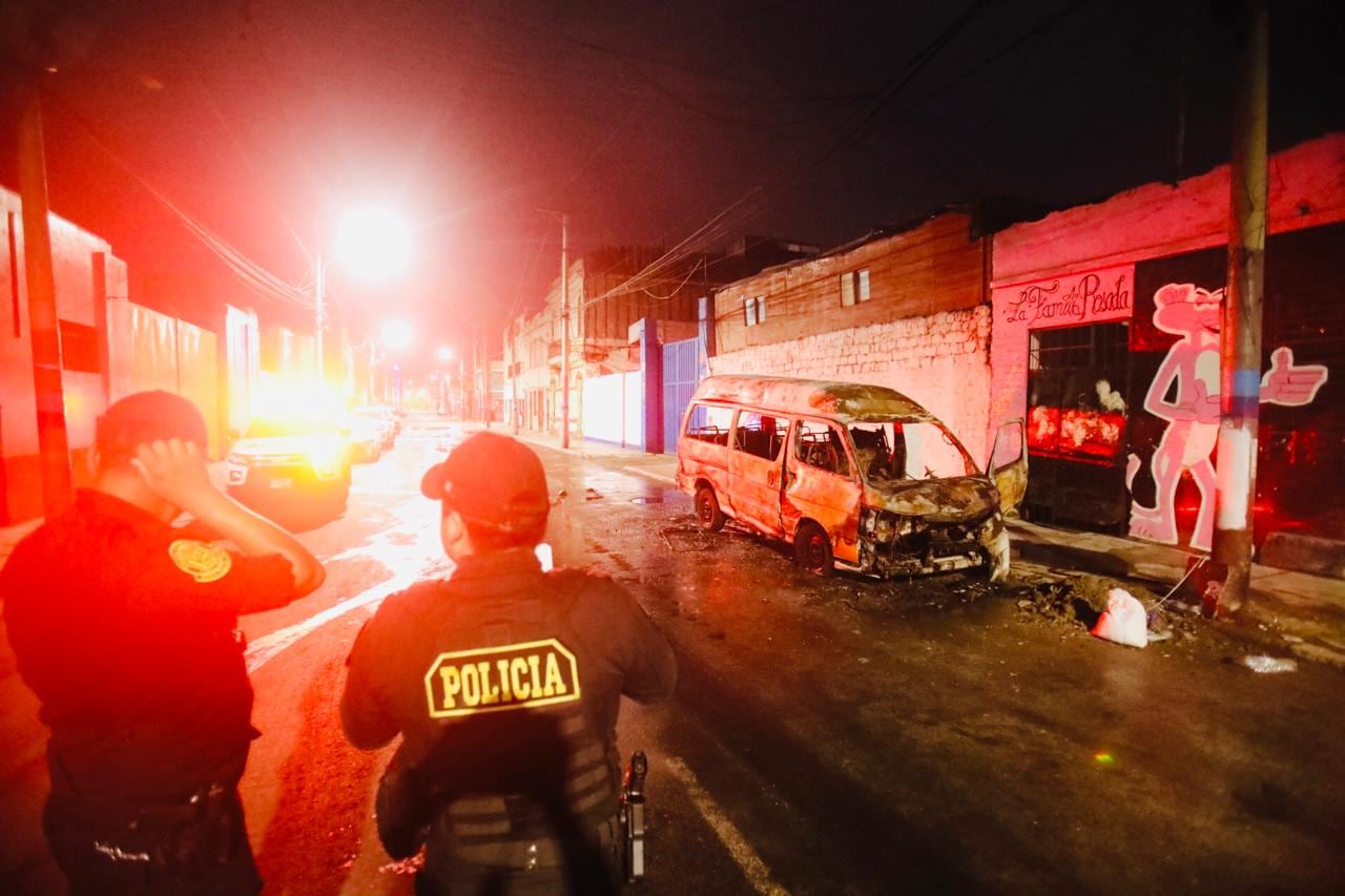 Una combi quedó destrozada tras ser incendiada por extorsionadores en el Callao. (Foto: César Grados / @photo.gec)