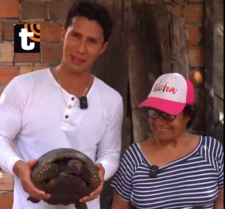 Rodrigo Fernandini mostró la tortuga viva al inicio del video, algo que indignó a sus seguidores.