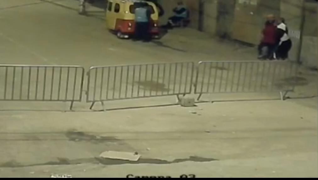 Una banda de asaltantes rodearon a un hombre y robaron pertenencias delante de dos miembros de serenazgo de San Juan de Miraflores.