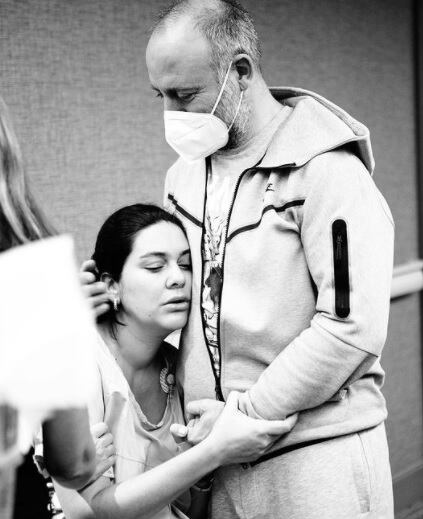 Bergüzar Korel y Halit Ergenç momentos antes de conocer a su hija Lelyla.