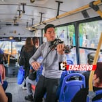 Conoce a Ney Gonzalez, el violinista venezolano que lleva su música a los ‘micros’ y conquista con sus serenatas