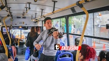 Conoce a Ney Gonzalez, el violinista venezolano que lleva su música a los ‘micros’ y conquista con sus serenatas