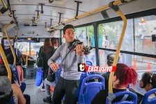 Conoce a Ney Gonzalez, el violinista venezolano que lleva su música a los ‘micros’ y conquista con sus serenatas
