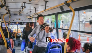 Conoce a Ney Gonzalez, el violinista venezolano que lleva su música a los ‘micros’ y conquista con sus serenatas