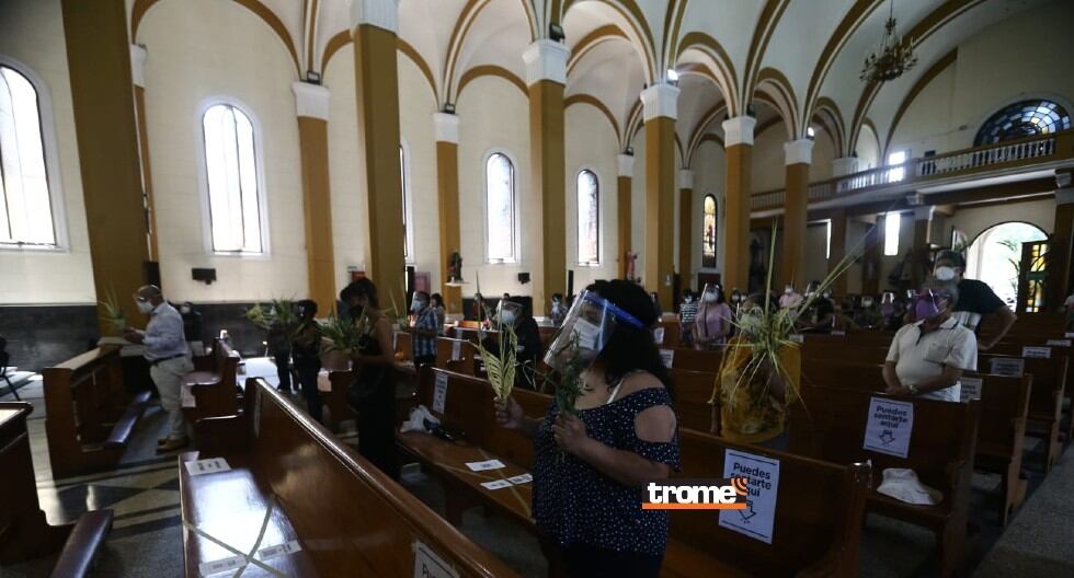 En templos y desde los hogares se celebró el Domingo de Ramos, que da inicio a la Semana Santa. (Trome / Fernando Sangama)
