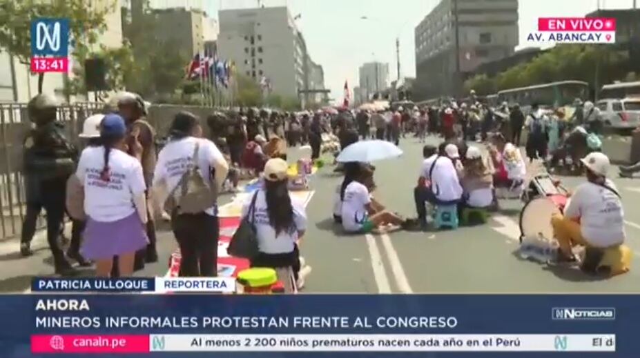 Mineros informales se instalaron en la avenida Abancay, frente al Congreso, para exigir la ampliación del Reinfo. (Foto: Canal N)