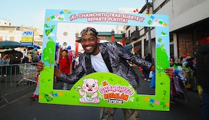 El doble de Will Smith alborotó el Mercado Central y animó la promoción del Chanchito Regalón