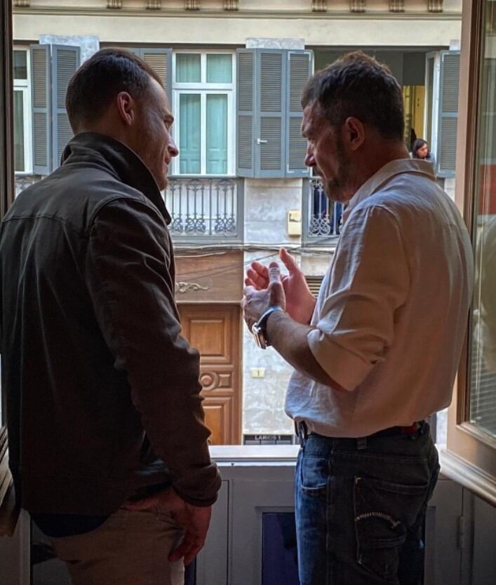 Kerem Bürsin conversando con Antonio Banderas en Málaga (Foto: Kerem Bürsin / Instagram)