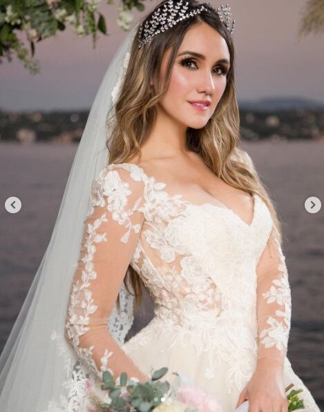 Dulce María lució muy bella con sus tres vestidos de novia (Foto: Instagram)