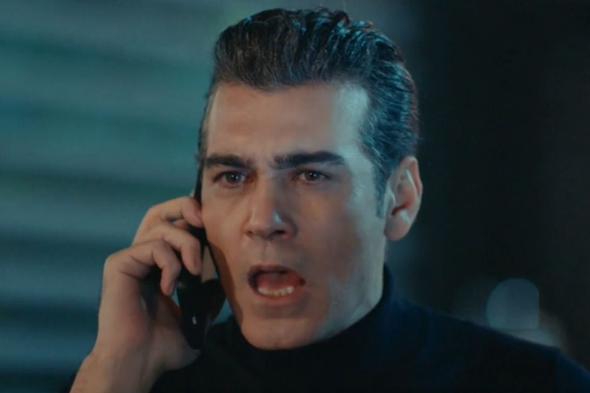 Tras los incidentes en el restaurante, un celosos y furioso Volkan no ha podido resistirse a llamar a Asya para recordarle que “no permitirá que su hijo tenga un padrastro" (Foto: Medyapım / MF Yapım)