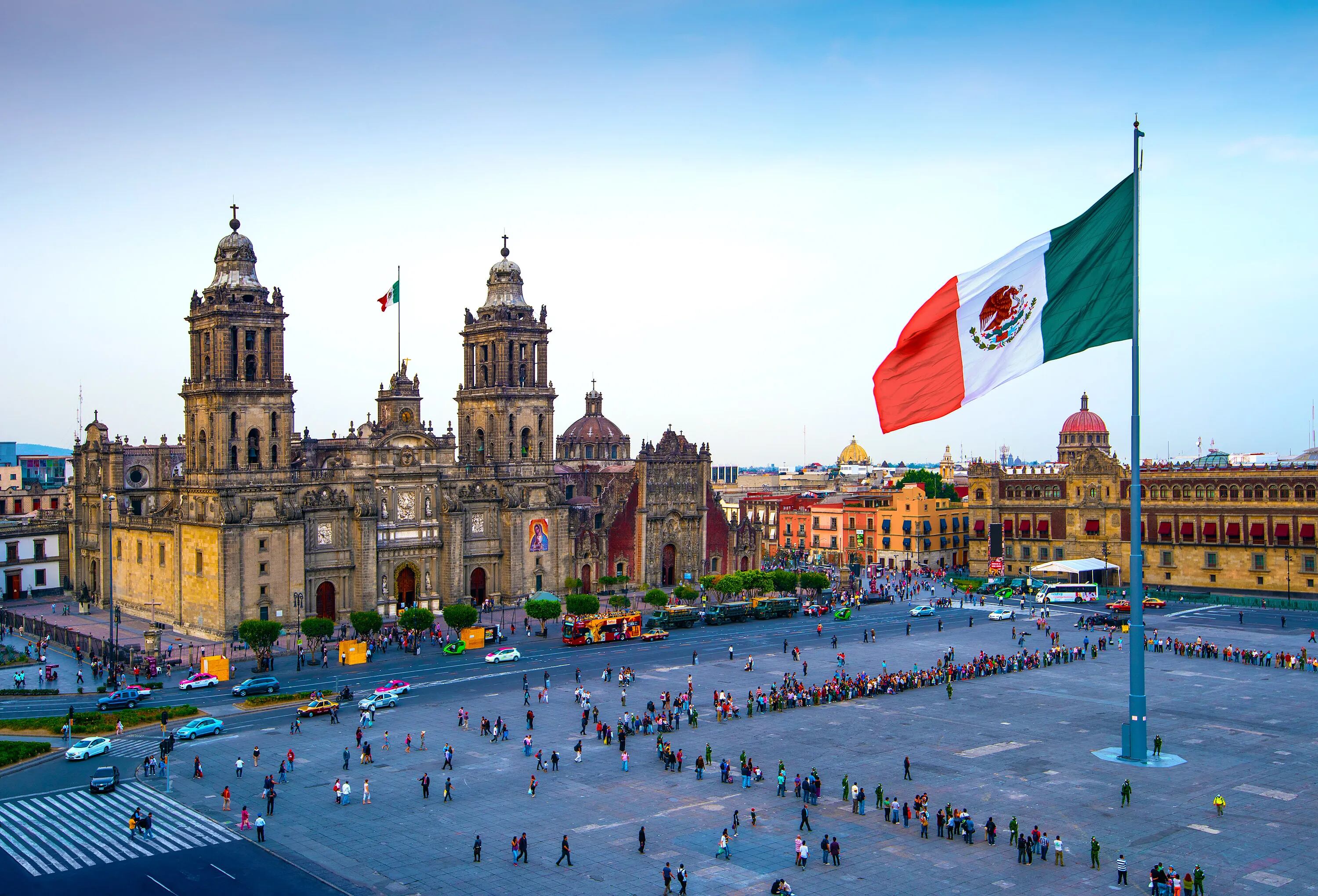 La capital mexicana, Ciudad de México, es un punto de partida ideal para tu viaje. Esta metrópolis vibrante ofrece una mezcla única de historia, cultura, gastronomía y vida nocturna. Pasea por el Zócalo, la plaza principal, visita el majestuoso Palacio de Bellas Artes y explora los barrios históricos como Coyoacán y San Ángel. No olvides probar la deliciosa comida callejera, como los tacos al pastor y los tamales. (Foto: Vogue México).