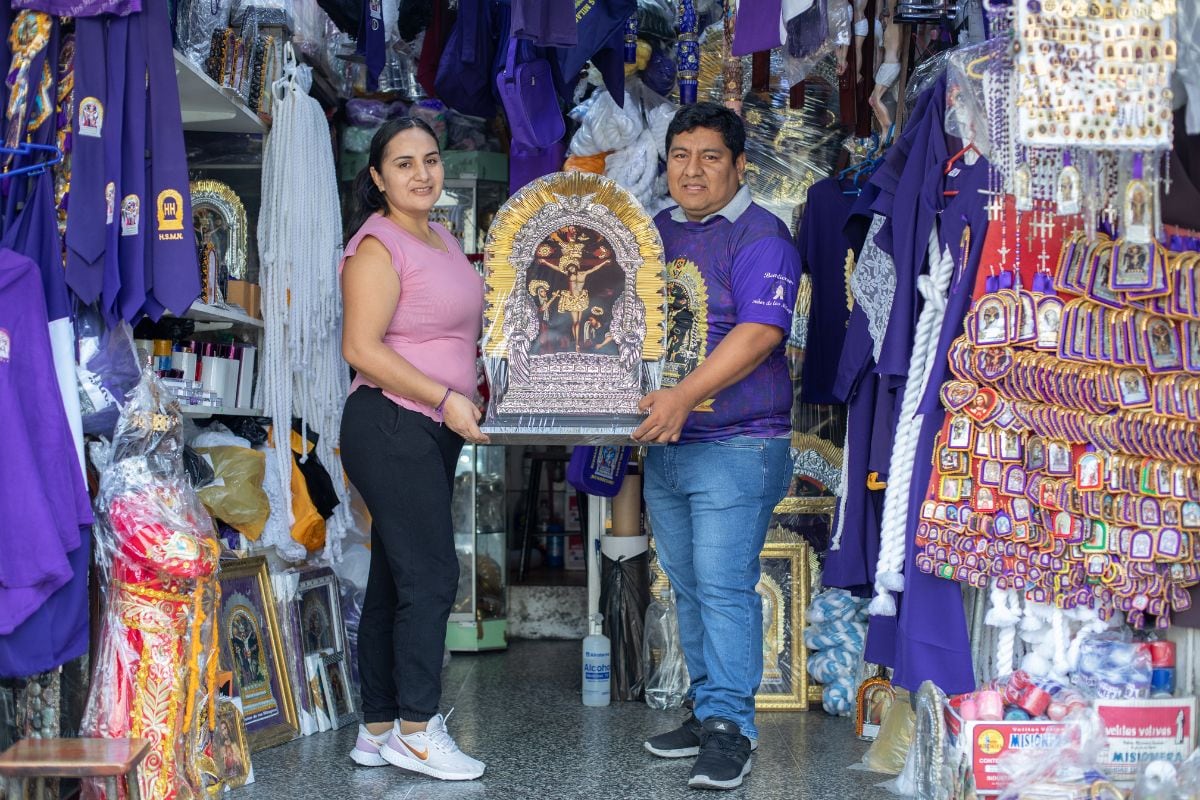 También ofrecen detentes e imágenes religiosas. Foto: Composición / Trome.