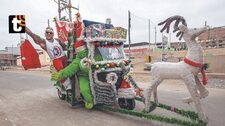 El cuento de Mackynoel, el Grinch y su mototrineo: recorren las calles entregando regalos a los niños