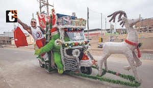 El cuento de Mackynoel, el Grinch y su mototrineo: recorren las calles entregando regalos a los niños