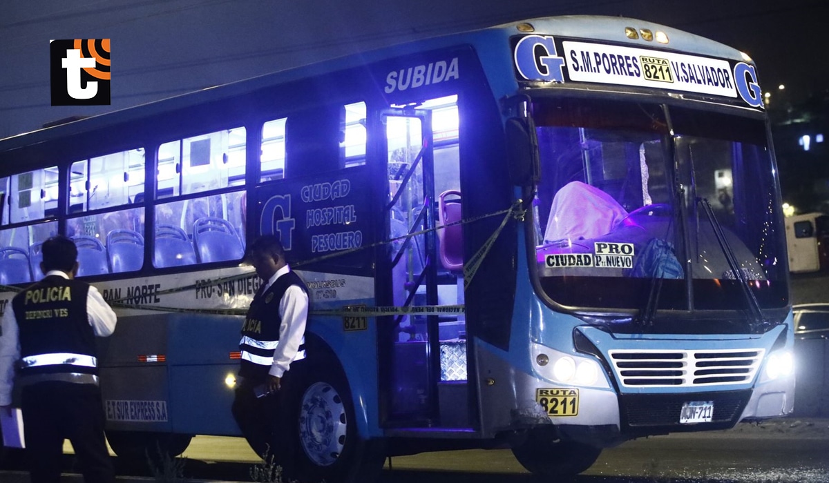 Uno de los 4 crímenes ocurridos durante el estado de emergencia. El conductor de un bus de la Línea G, que cubre la ruta SMP - VES, recibió varios disparos dentro de su vehículo. Foto: Cesar Grados/@photo.gec