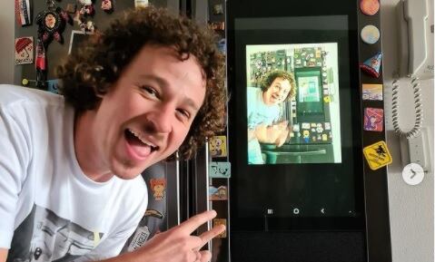 Luisito Comunica inició presentando videos de sus viajes a distintos países.