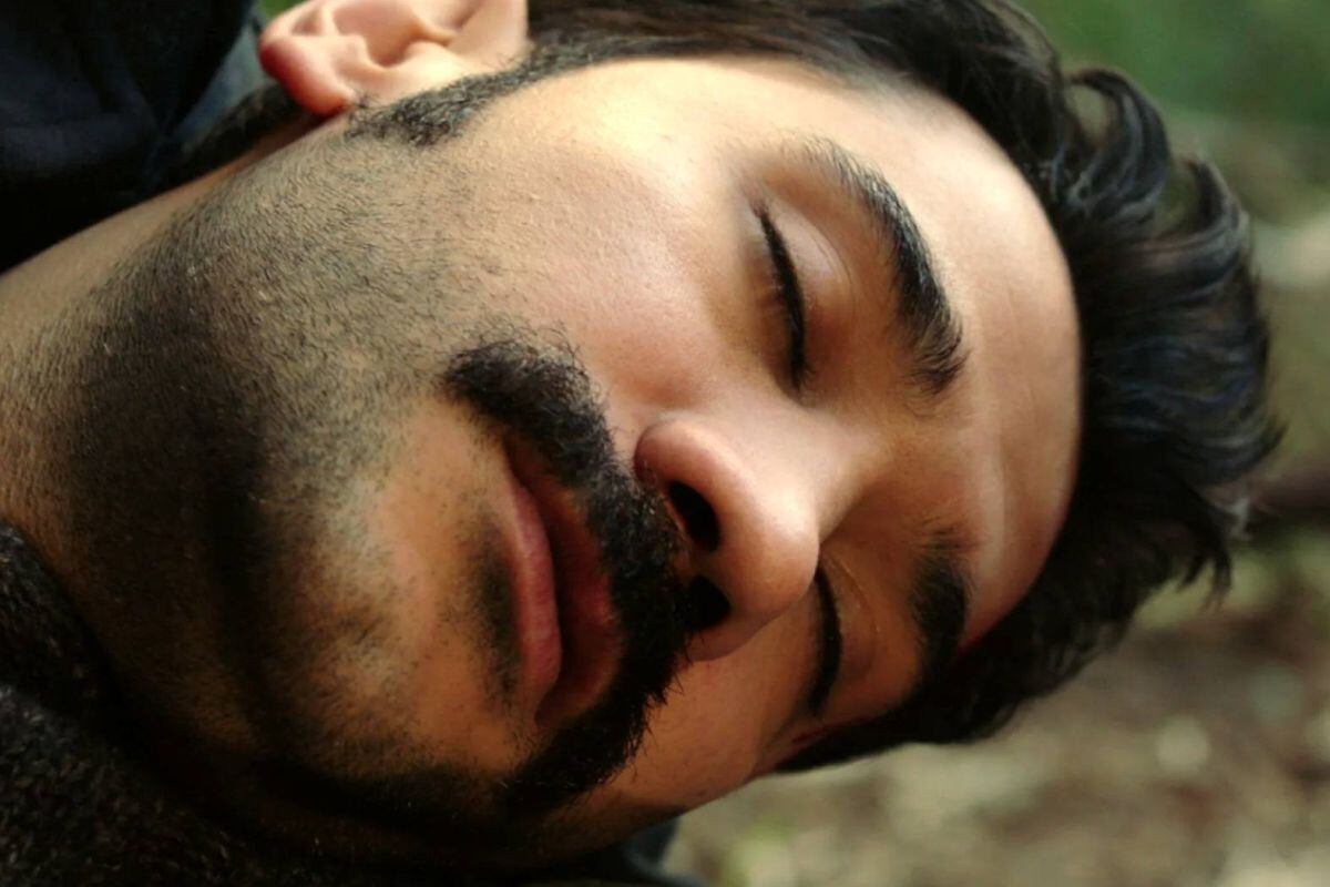 Yılmaz ha muerto en “Tierra amarga” después de un accidente en sus auto (Foto:Tims & B Productions)