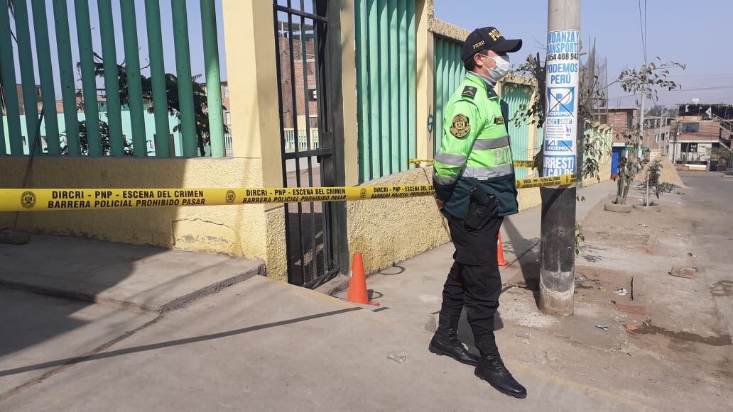 Extranjero roba arma a su vecino y lo hiere a balazos. Luego intenta escapar y es atacado a ladrillazos por sus vecinos. (fotos: Mónica Rochabrum/Trome)