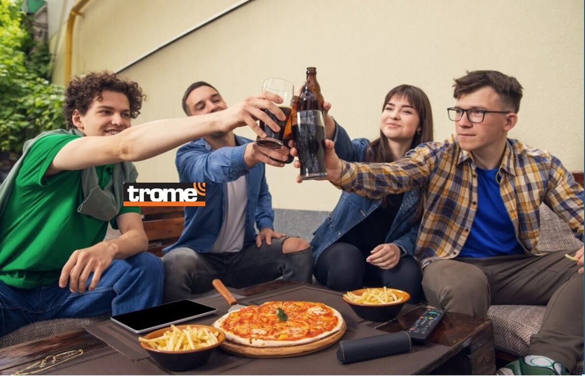 Una de las bebidas de mayor consumo es la cerveza y está muy presente en celebraciones. (Compos. Isabel Medina / Trome).