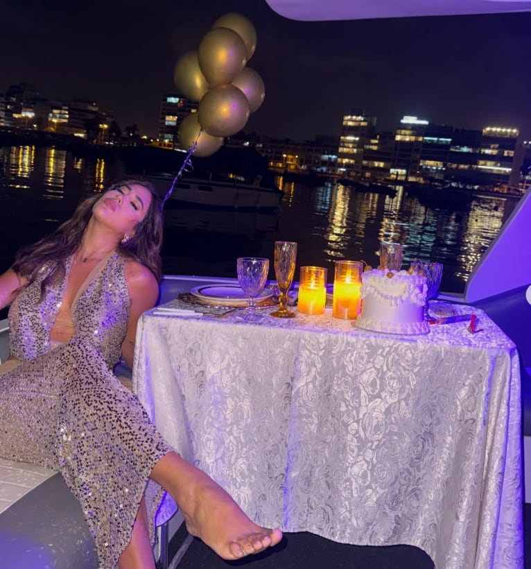 Melissa Paredes optó por recibir el nuevo año luciendo un vestido dorado.