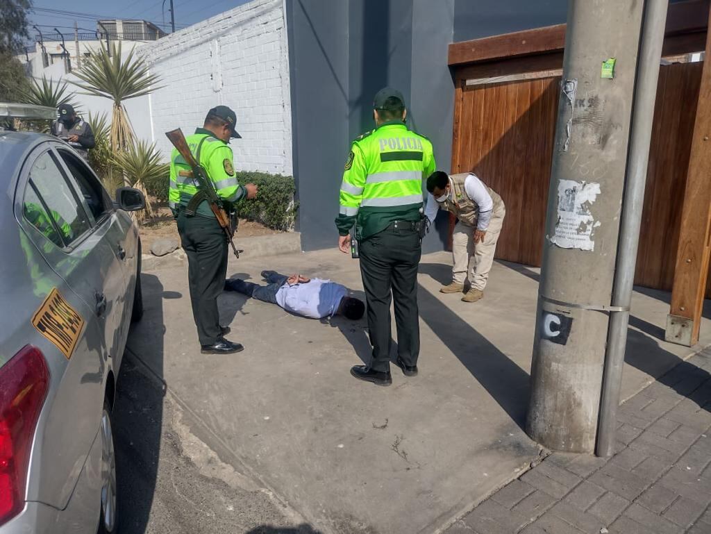 Feroces delincuentes en camioneta escapaban a balazos y uno de ellos fue abatido por la policía.
