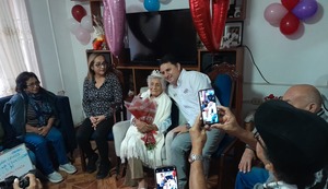 Abuelita cumplió 101 años comiendo tiradito de pejerrey y camarones